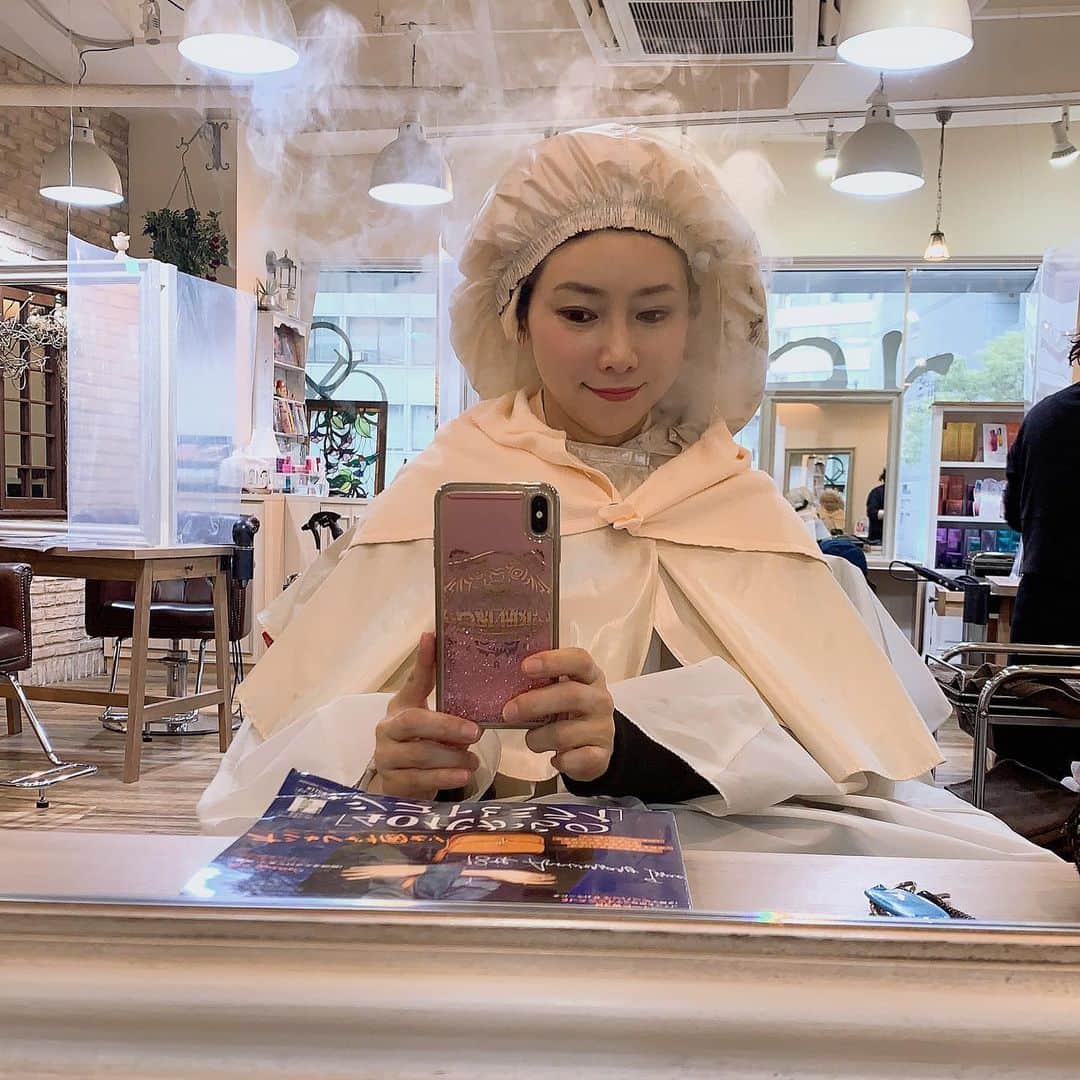 水谷雅子さんのインスタグラム写真 - (水谷雅子Instagram)「今日はＰrier (プリエ)美容室に行ってきました。😊✨✨﻿ 担当は市橋さん！ メニューは美髪トリートメントと毛先の切り揃えです。✨ 髪も乾燥しています。 スチームで髪のキューティクルを広げて、 トリートメントでしっかりと保湿❤️ 😊👍✨✨✨✨﻿ #美容室#美容室プリエ#Ｐrier美容室﻿ #美髪トリートメント#髪質改善 #ツヤツヤヘア﻿ #潤いヘア#若々しい髪へ #髪も年齢が出やすい  #髪のケア大事  #水谷雅子#水谷雅子beautybook50の私 ﻿」11月22日 21時13分 - mizutanimasako