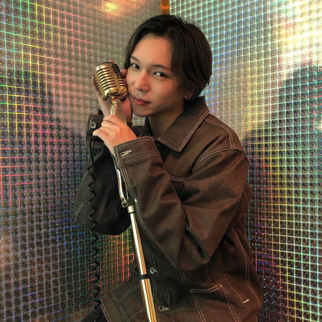 NAOPISのインスタグラム：「この間のちょっとだけカラオケの日🎤﻿📸 ﻿ カラオケ館で課金してVIPルーム入らせてもらったのだけどプリズムバックもあったりとかやっぱかわいいから好き✨友達と二人でいったのだけど﻿ ちょっと贅沢な気分だった🤤﻿ ﻿ 楽しい一時期をありがとうってお話🟦🟥🎤﻿ ﻿ では今日もいい夜を🌉﻿」