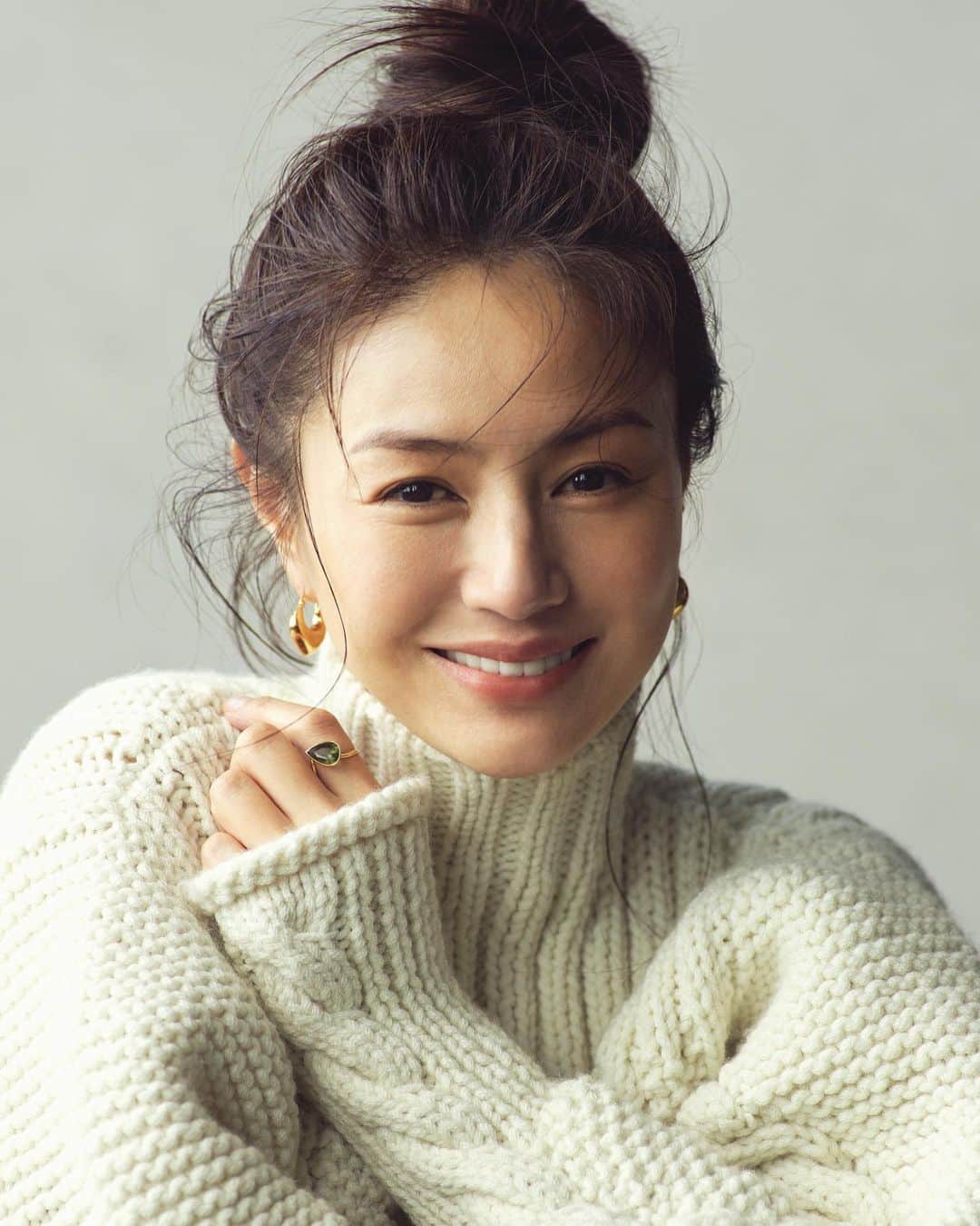長山一樹のインスタグラム：「最新号&ROSYの表紙＋巻頭カバーストーリーにて井川遥さんを撮影させていただきました。  毎回シャッターでリードしたいと思うのですが、表情表現の抑揚の変化にシャッターはただついていくばかりです。  @androsy_tkj  Model #井川遥 @loin.official  Stylist @chikako_aoki  Make @mizuno.miwako  Hair @sayuhdamiki  #androsy #cover #magazine #photography #portrait #hasselblad #h6d #kazukinagayama #長山一樹 #表紙」