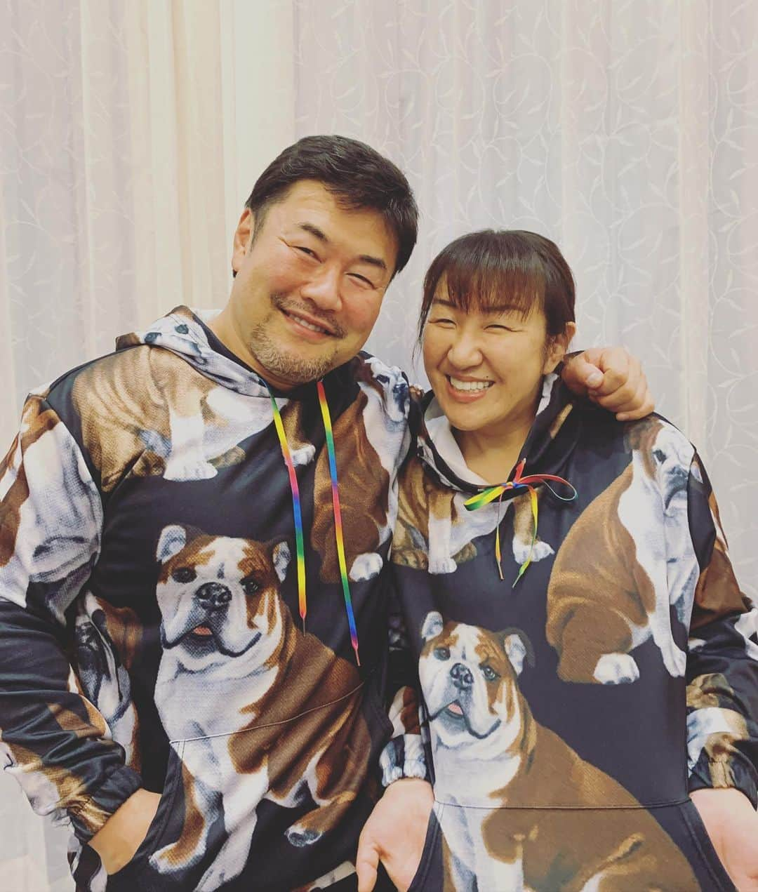 北斗晶さんのインスタグラム写真 - (北斗晶Instagram)「２枚目は、いい夫婦の日だからプレゼントしてあげた🎁  😅←健介こんな顔してた💧  #いい夫婦の日 #ペアルック  #息子達には不評  #これからもよろしくね」11月22日 21時17分 - hokutoakira_official