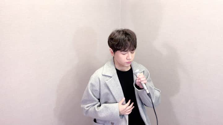 クォン・スンイルのインスタグラム：「성시경 - 너의 모든 순간, 거리에서, 희재 Cover by 권순일 of 어반자카파 KWON SOON IL 제 YouTube 채널 ‘UrbanKwon’ 새로운 커버 영상이 업로드되었습니다😊 ⠀ 제가 정말 좋아하는 성시경 선배님의 노래들을 커버해봤습니다. 세곡 모두 겨울과 잘 어울리는 곡이죠. @mayersung 즐겁게 감상해 주시고, 행복한 겨울 보내세요☺️ ▶️풀버전이 궁금하시다면, 인스타 프로필 링크 타고 오시거나, 제 YouTube 채널 ‘UrbanKwon’ Youtube.com/c/UrbanKwon에서 보실 수 있습니다. ⠀ #성시경 #너의모든순간 #거리에서 #희재 #권순일 #어반자카파권순일 #어반자카파 #KWONSOONIL #UrbanZakapa #UrbanKwon #Youtube #유투브 #유튜브 #커버 #커버곡 #KPOP」