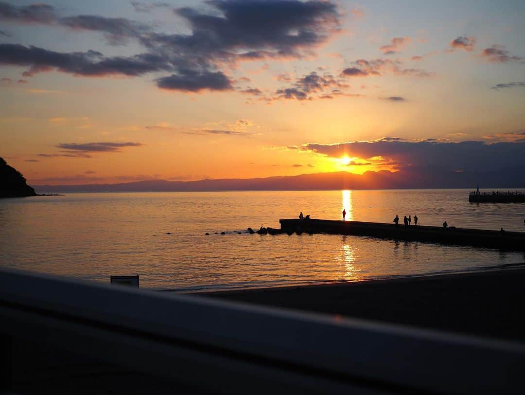 今井安紀さんのインスタグラム写真 - (今井安紀Instagram)「A sunset view from Bentembashi bridge in Enoshima. (No.1-3) I found a bicolor cat; like a cow print. (No.4)  江ノ島の夕焼け。(No.1-3) ホルスタインな猫いた。(No.4)  Camera : No.1-4 Olympus PEN E-PL9  #olympuspenepl9 #noedit #nofilter #photolover #latergram #enoshima #sunset #vanillasky #catstagram  #オリンパスPEN #加工なし #撮って出し #写真好きな人と繋がりたい #時差スタグラム #江ノ島 #夕焼け #サンセット #バニラスカイ #ねこすたぐらむ」11月22日 21時18分 - i_am_akinyan0826