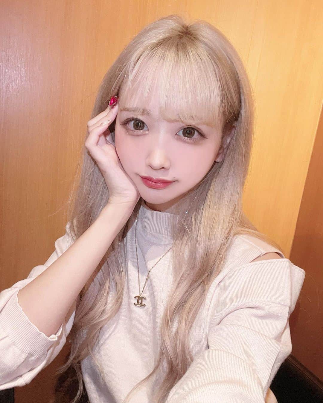 のインスタグラム：「今日あんじゅ(@lapis_anju )さんにリタッチとトリートメントしてもらったー！  エクステもカラーも全部任せてる♡  服は @mignon.ange_ で買うことが多いよ！」