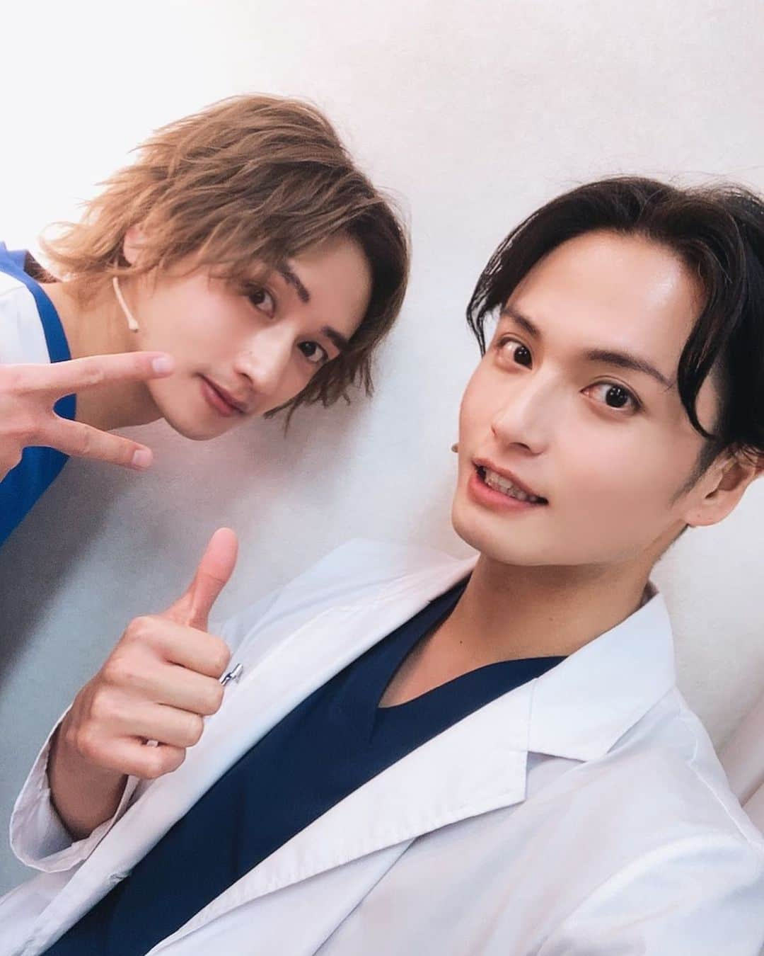 友常勇気さんのインスタグラム写真 - (友常勇気Instagram)「Thank you for coming🤗✨ The play comes to a close tomorrow❗️❗️❗️ Time flies💦💦💦 I'll do my best tomorrow(๑•̀ㅂ•́)و✧ #ハンズアップ #本日も無事に終了 #ご来場誠に #ありがとう御座いました #早いもので #明日千秋楽 #いつも通り #駆け抜けます #松本岳 とパシャリ🤗✨✨」11月22日 21時22分 - yuki_tomotsune