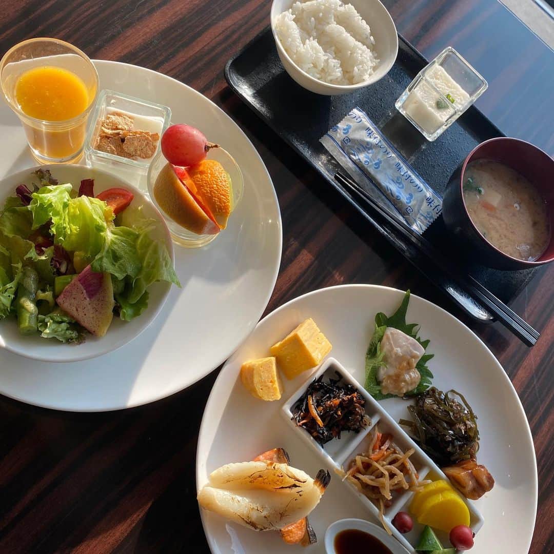 宮原華音さんのインスタグラム写真 - (宮原華音Instagram)「☀️🌈☀️🌈☀️🌈﻿ ﻿ ﻿ ﻿ 日光って偉大☀️﻿  足が大きいと噂の私の足🦶 ﻿ ホテルの朝食は和食と洋食あったら﻿ すごく悩むけど結果和食🇯🇵﻿ ﻿ ﻿ #ホテル #親子で楽しむ #親子旅行 #ホテルモーニング #ホテル朝食 #自然光 #和食ごはん #和食 #和食派 #脚 #あしでかのん」11月22日 21時22分 - miyahara_kanon