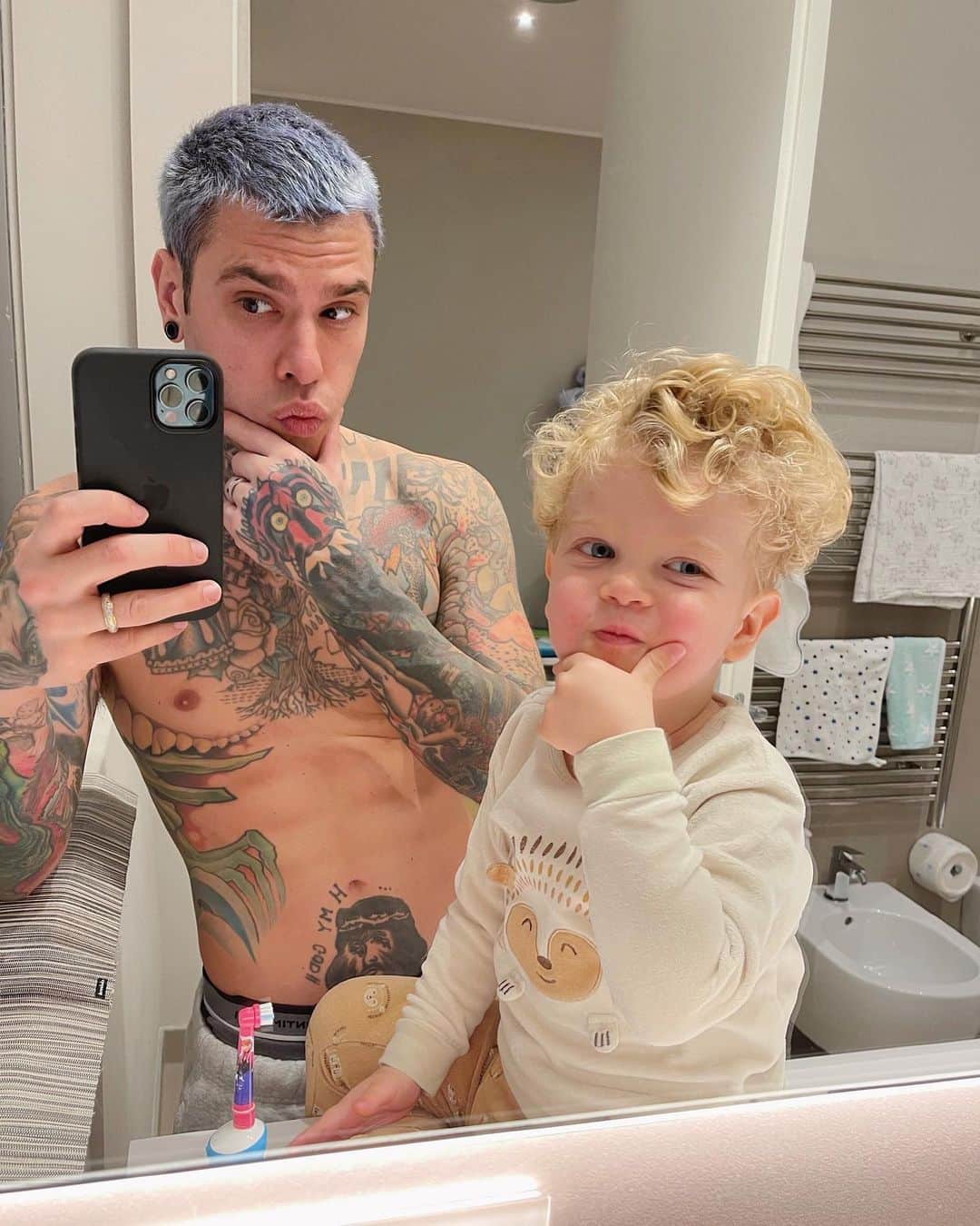 フェデスのインスタグラム：「🤔」