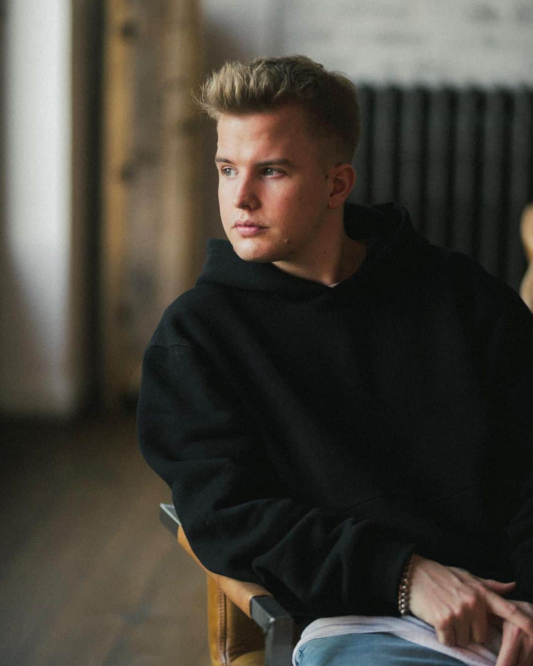 Kayefのインスタグラム：「Danke für die tolle Resonanz auf meinen neuen Song #BETON ❤️ Wir haben jetzt schon über 300.000 Streams auf Spotify geknackt 🤯🔥 Heavy! Schönen Sonntag euch 🙌🏻」