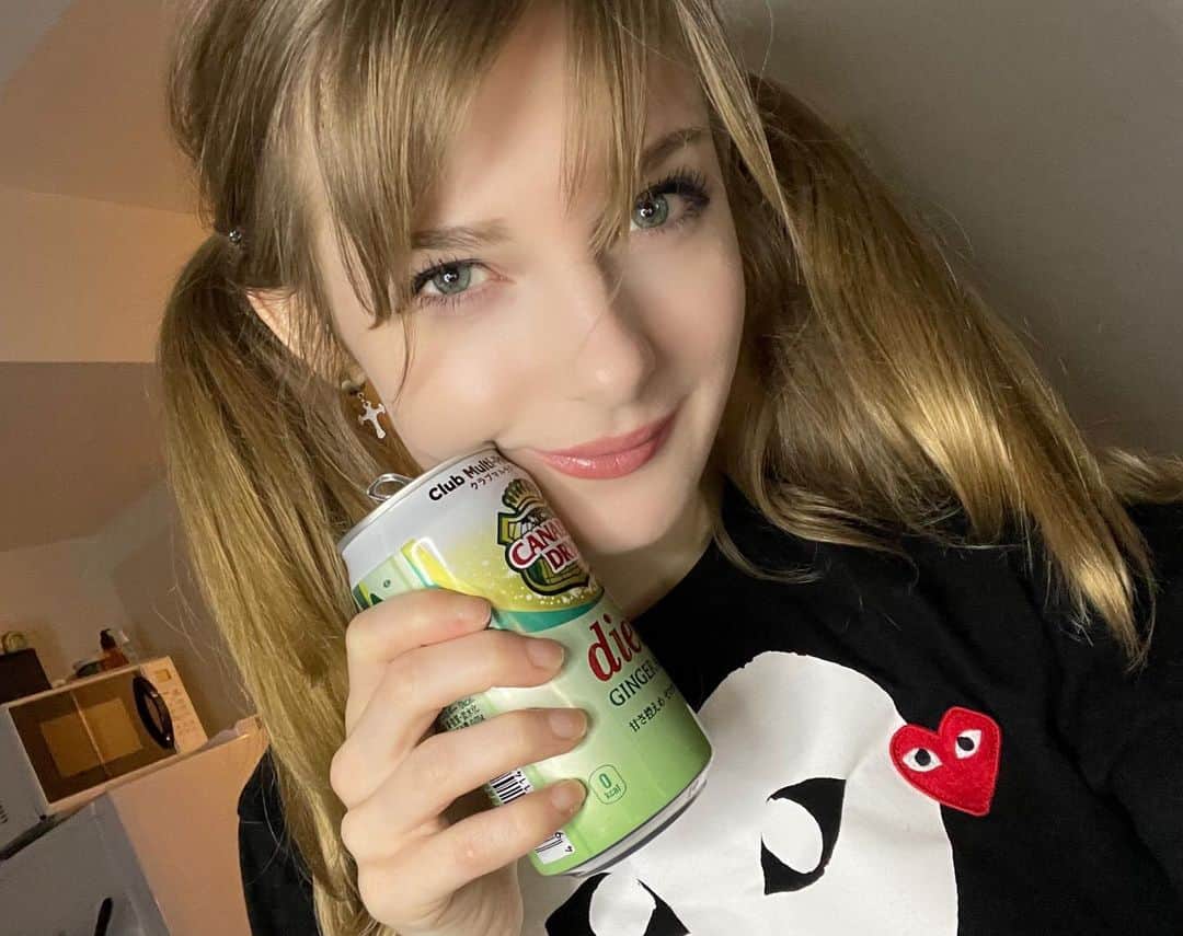 Ella Freyaのインスタグラム：「I like ginger soda ✨ it’s spicy ジンジャーエール好き」