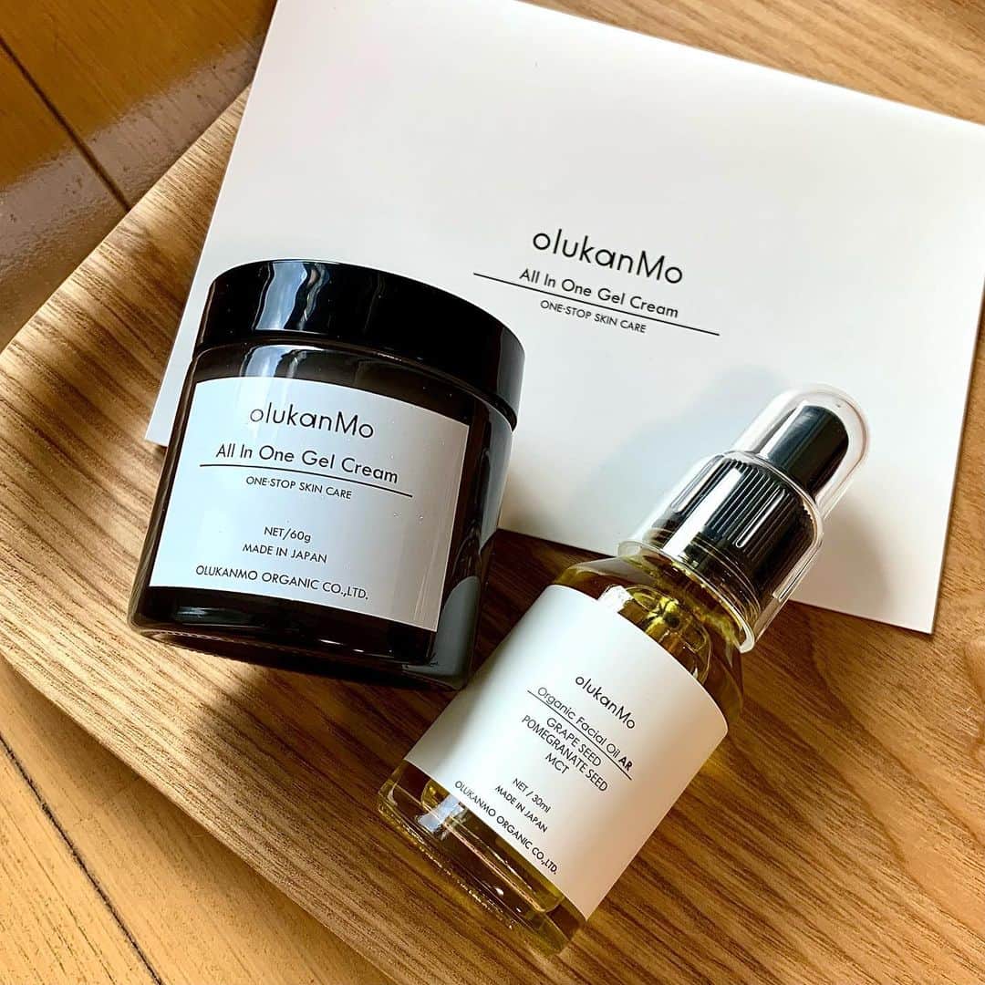 松原汐織のインスタグラム：「@olukanmo_organic  今年に入り、乾燥肌じゃなくなりまして🙋🏻‍♀️(これは嬉しい♡) でも、生理周期による“ゆらぎ”が気になる様に😭 ・ 以前使った時の安心感を思い出して、リピートの#olukanmo ❤️ ・ 朝の水洗顔後or夜の入浴後に、まず初めにオールインワンジェルを塗り塗り😊(頼れるヒト幹細胞配合のアンチエイジング💪🏻) 夜はオイルARを首からデコルテに塗った後に、手に残ったオイルを顔にもプラスして完了✨ ・ モチっとプルンと肌が潤う感じがたまらん、です☺️💗 ・ #スキンケア #スキンケアマニア #ゆらぎ肌 #対策  #オルカンモ #オールインワンジェル #簡単美容 #美容」
