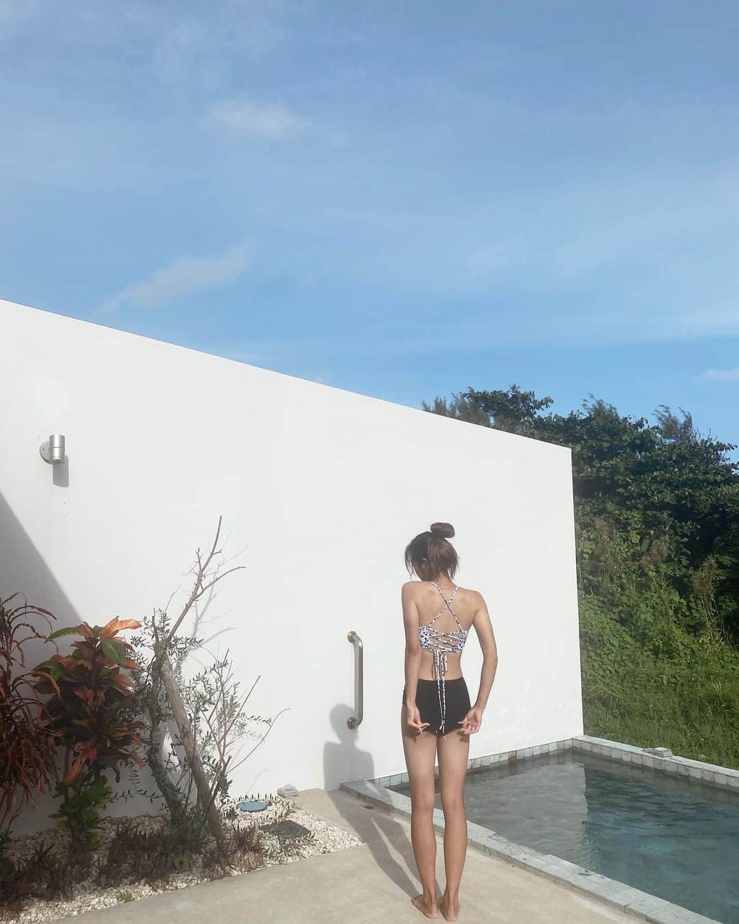 森山菜々のインスタグラム：「. 🦋🚿💦  #okinawa #miyakojima #rescape #villa #pool #沖縄　#宮古島　#リスケープ　#ヴィラ」