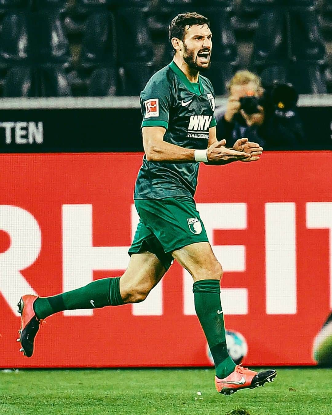 FCアウクスブルクさんのインスタグラム写真 - (FCアウクスブルクInstagram)「Wenn Du denkst, es geht nichts mehr, kommt von irgendwo ein Cali her! 😎 #Rasiert #FCA #BMGFCA #FCA1907 #fcaugsburg」11月22日 21時30分 - fcaugsburg1907