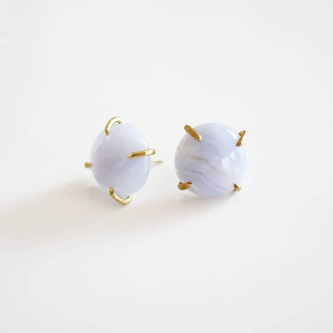 のインスタグラム：「ブルーレースアゲートのピアス · #joueri#アクセサリー#ピアス#彫金#真鍮 #ハンドメイドアクセサリー#fashion#ootd#outfit#code#coordinate#style#ファッション#コーディネート#コーデ#プチプラ#プチプラコーデ#シンプルコーデ#mamagirl#locari#partegram#カジュアル#お洒落さんと繋がりたい」