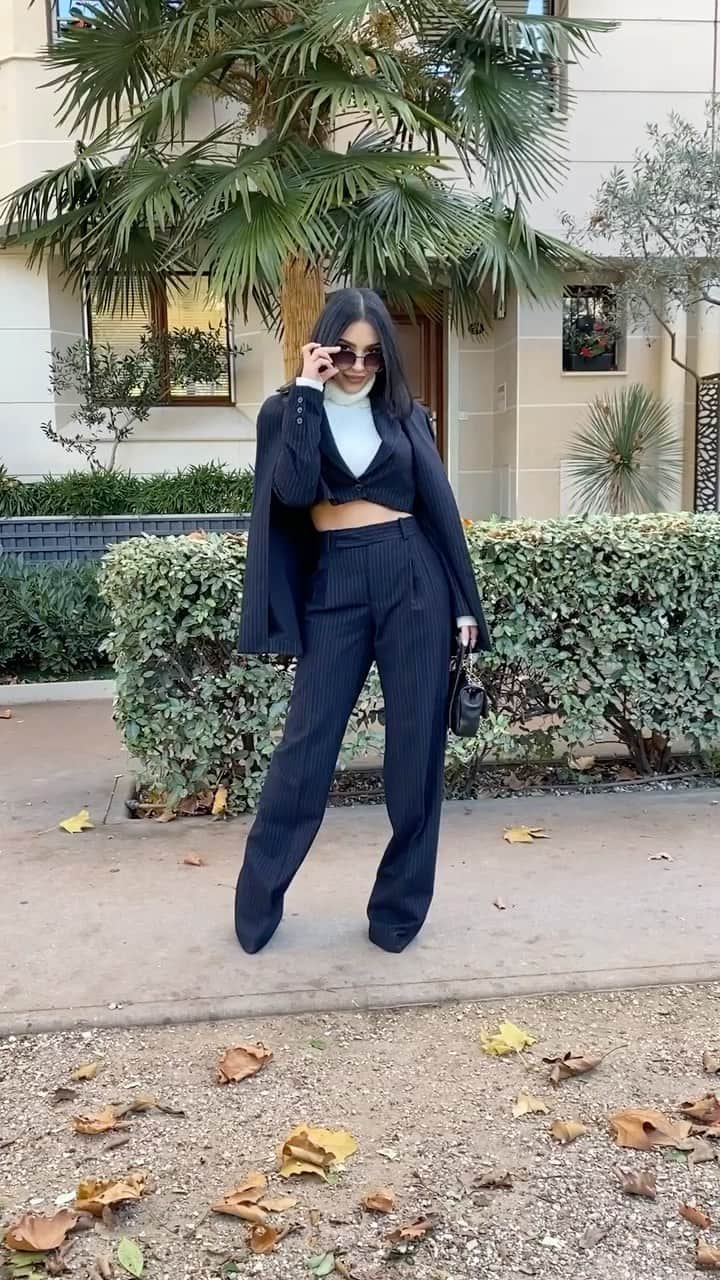 sananasのインスタグラム：「Chic 💼, Comfy🥾 or Sexy👢? Vous préférez quel look ? Nouvelle vidéo spéciale Black Friday pour petit budget, en ligne sur ma chaîne Youtube ! Lien dans la bio 😘」