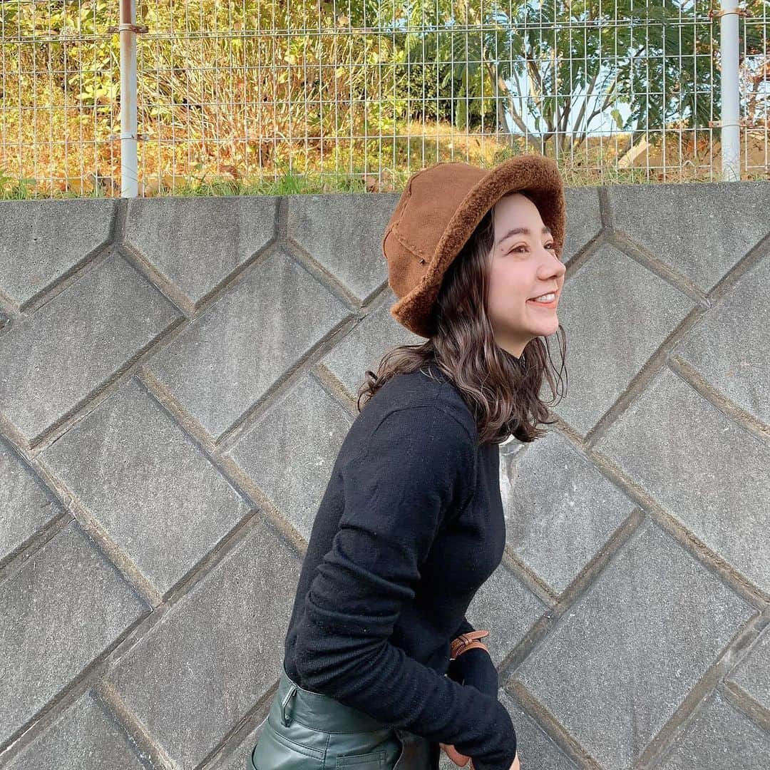 のインスタグラム：「三連休万歳🍂  どれも今年買った服ではないので 売ってないのです。申し訳ない🙏  あ、ちらっとだけ写ってるミニバッグ？ マルチケース？だけ今年です。今週届いた！📦 @milaowen_official  _」