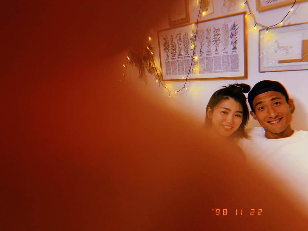 都倉賢のインスタグラム：「11月22日はいい夫婦の日。  そんな日に娘が写真を撮ってくれるなんてなんだか感慨深いな…😭😭😭  妻と出会ったのはフロンターレの時だったのでそこから4回チームを移籍しました。  どんな時でも僕の決断を信じて応援してくれて不安もあるはずなのにその土地土地を楽しんでくれて最終的に僕よりその土地に馴染む妻に支えられながらここまでくることが出来ました。  これからも良いことも有れば悪いこともあるけど夫婦でそして家族で力を合わせていこうね😘」