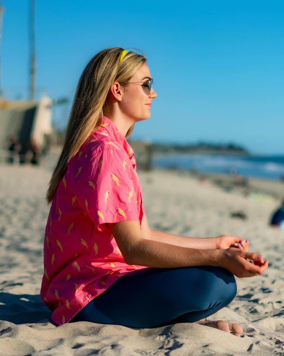 イザベル・ペダーセンさんのインスタグラム写真 - (イザベル・ペダーセンInstagram)「Breathe 🧘🏼‍♀️ Also, is it bananas or yellow birds on my shirt?🧐  Reset, before a new week. Start fresh and clear. Looking forward to get some more good work in the bank!   📸@itsplaintosee   #yellow #banana #birds #beach #chill #relax #reset #refreshing #fitforfight #newweek #athlete #season21 #olympics」11月22日 21時39分 - isabellepederse