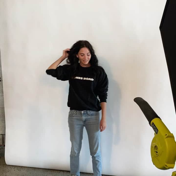 ボビー・ブラウンのインスタグラム：「A girl (@carjade33), A camera (@benritterphoto), A leaf blower (@hervecb), and @jonesroadbeauty makeup. All you need.」