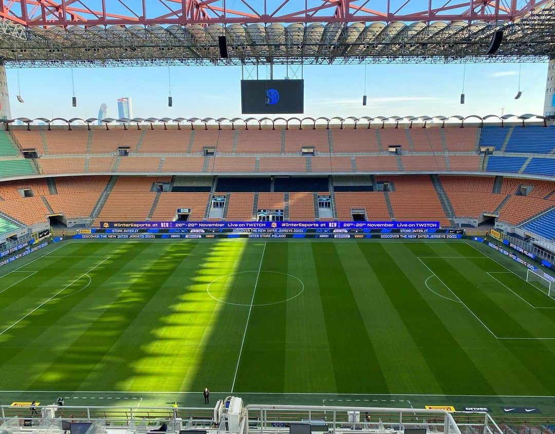マッシモ・ゴッビのインスタグラム：「Qui ho raccattato palloni, guardato partite...alcune straordinarie, giocato tante volte da avversario e adesso commento la partita. Tanti ruoli diversi in un unico posto magico... “La Scala del Calcio” S.Siro 🏟⚽️ #stadiosansiro #calcio #emozioni」