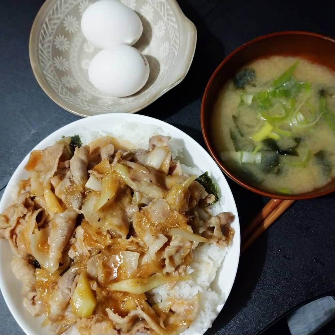 橋本和樹のインスタグラム：「本日のズボラ飯  明日は大阪、夜はトラック運転のためスタミナ補給 ということですた丼を作りました。 再現度は高め ガッツリスタミナ補給できました。  美味しゅうございます。 #ズボラ飯 #自炊飯 #ドケチ飯 #プロレスラーが作る飯 #休肝日 #すた丼」