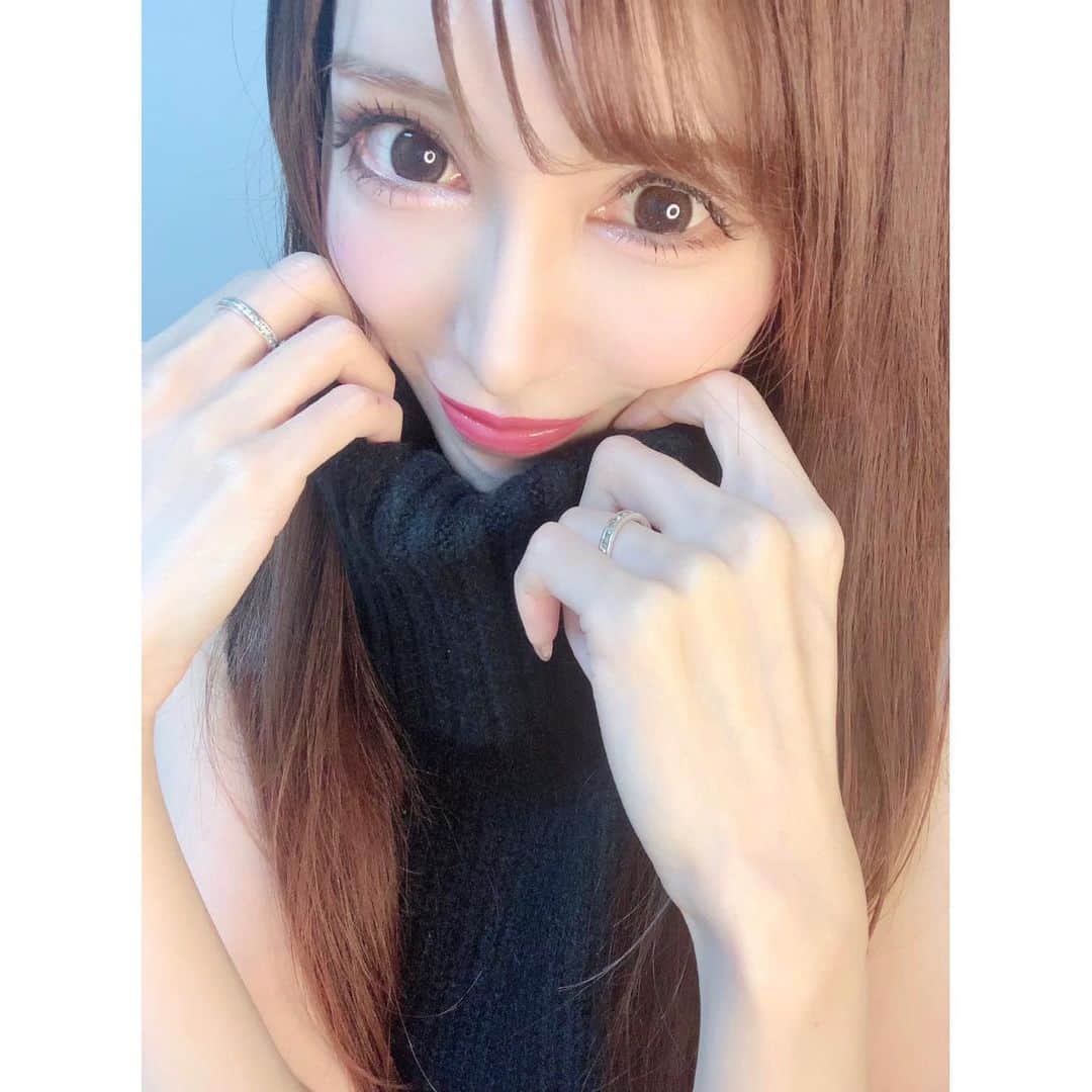 水輝聖羅のインスタグラム：「. . . ぬくぬくちたい💗🤍🌟❄️🐰❄️🌟☃️💙💗 . .  #ナチュラルメイク #冬メイク #1dayカラコン #ホテラバ  #ツヤ肌メイク #make研究 #冬メイク#wintermakeup #winter #instagood #japanesegirl #ストレートヘア #アイロンの温度は180°死守 #おうち時間 #自粛生活 #三連休 #秋の終わり #冬のはじまり ❄️🤍💓🤍❄️🤍💓🤍❄️🤍💓🤍❄️🤍💓🤍❄️🤍💓🤍❄️🤍💓🤍❄️🤍💓🤍❄️🤍💓🤍❄️🤍💓🤍❄️🤍💓🤍❄️🤍💓🤍❄️🤍❄️🤍💓🤍❄️ ❄️🤍💓🤍❄️🤍💓」