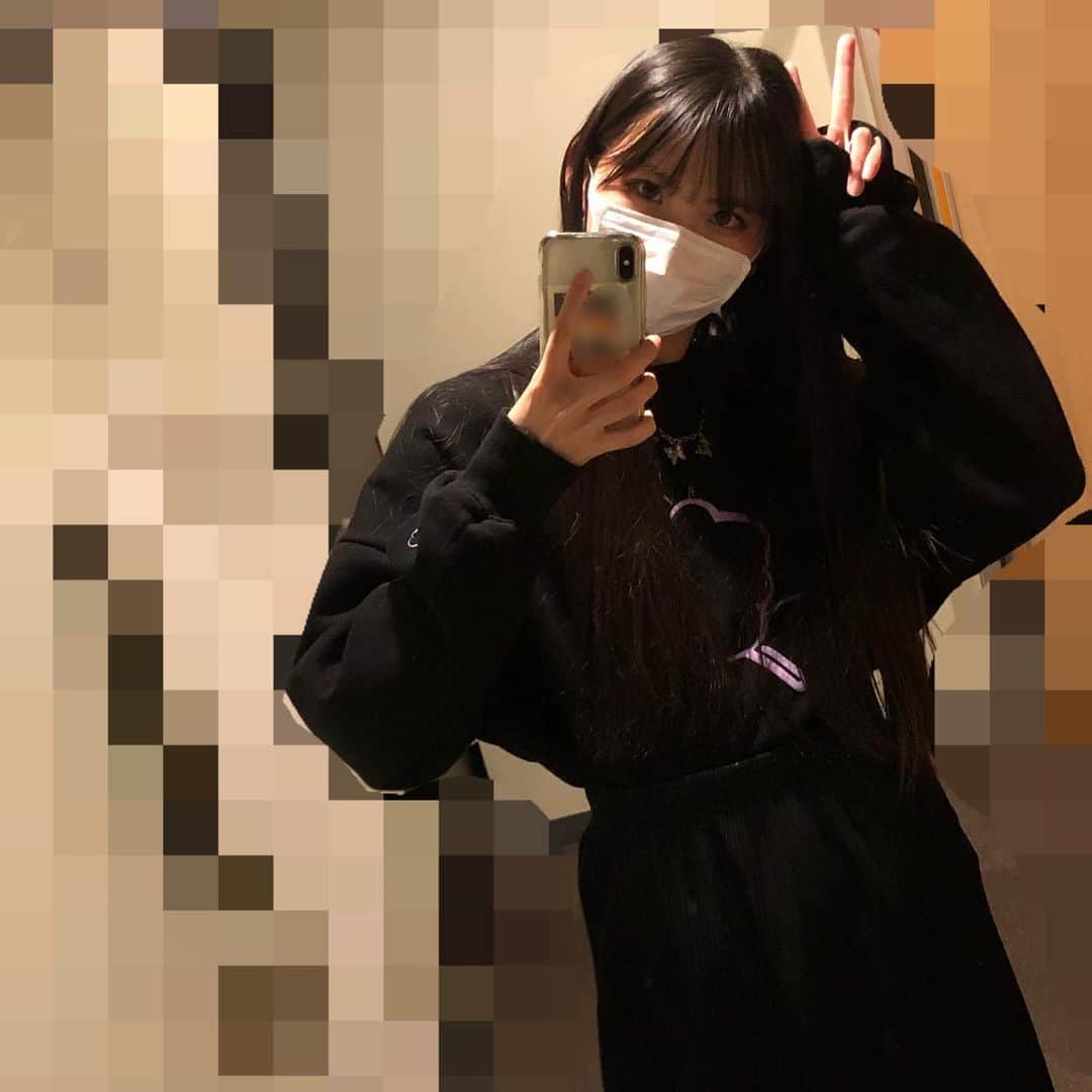 中野みやびのインスタグラム：「かーがーみっ  #鏡 #自分 #mirror #黒 #black #necklace #chain #韓国 #purple #わたあめ #かわいい #cute #前髪 #me #my #中野みやび #みやび」