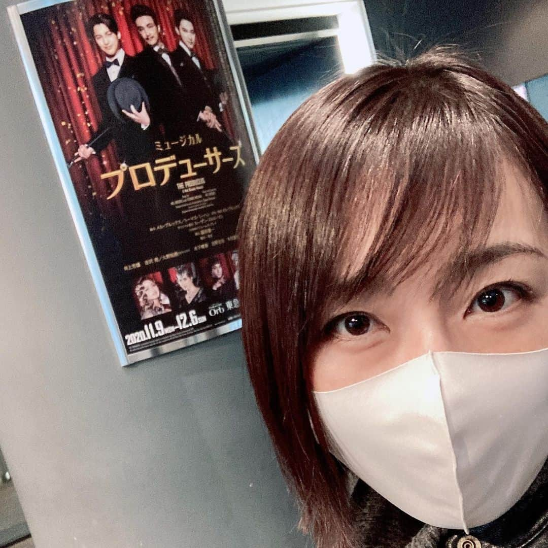 伊藤えみさんのインスタグラム写真 - (伊藤えみInstagram)「やっぱりあの迫力、熱量、キラキラ感をフルに感じたければ生で観るに限るよね。いつ公演が中止や延期になってもおかしくない時代だから、カーテンコールは勝手に座組の一員みたいな気持ちになって感極まってしまった。  #舞台 #演劇 #観劇 #ミュージカル #プロデューサーズ  #姉妹で観劇 #シアターオーブ」11月22日 21時43分 - itoemi1019