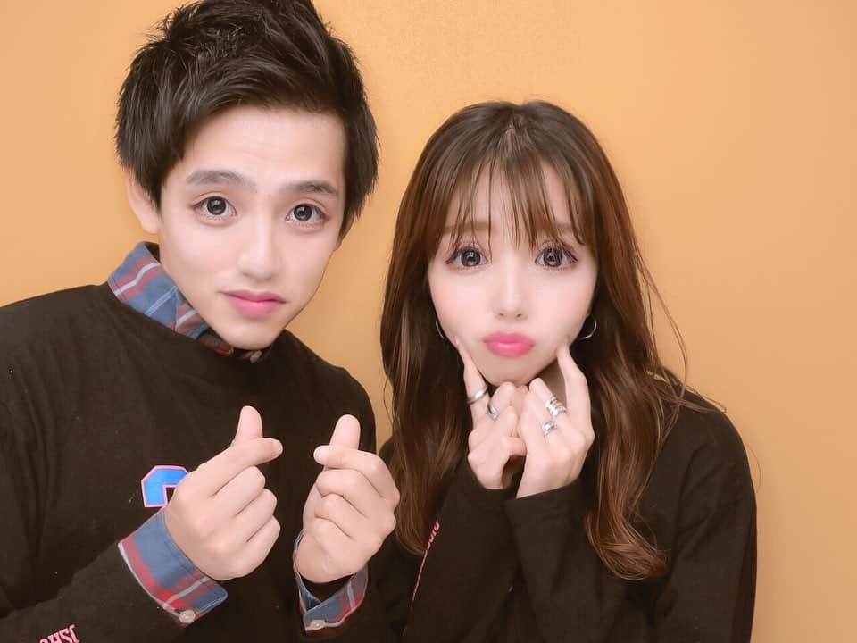 Arika Kuriharaのインスタグラム：「. 最近私が韓国にハマりすぎてるから無理をしてきゅんポーズしてくれました😂ww  ノリで初めてふたりでプリ撮ったけどアラサー私たちは盛れるポーズ忘れました✌️💕ww  楽しいときもなにかあったときも いつも向き合ってくれるとっても心強い存在だ❤️👨🏻  本当にいつもありがとう♡  周りにいる友達ひとりひとりにもいつも感謝でいっぱい✨🥺  今年もあと少しだけどみんなでたのしむぞ〜🧡🧡  #couple #ふたりしてタレ目ちゃん #멋스타그램#뷰티스타그램#추억#고마워요」
