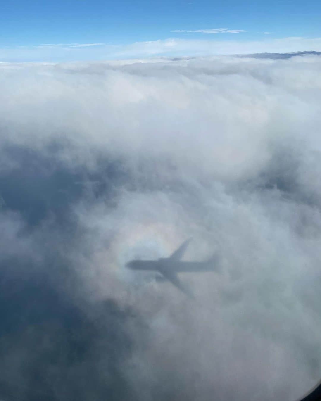 大友愛さんのインスタグラム写真 - (大友愛Instagram)「ブロッケン現象ってゆーんだって🌈 すごいんだってー 知らなかったぁーー。 なんかずっと着いてくるなー🌈と思ってた🤔 飛行機の影を撮ったら凄い稀な現象撮れた😍 教えてくださったフォロワーさん ありがとうございます✨  ＃ブロッケン現象 #飛行機 #虹  けど、調べたのはブラッケン現象🙄😂 4じ起きだから許してけろ🙏」11月22日 21時54分 - ai_dayooon