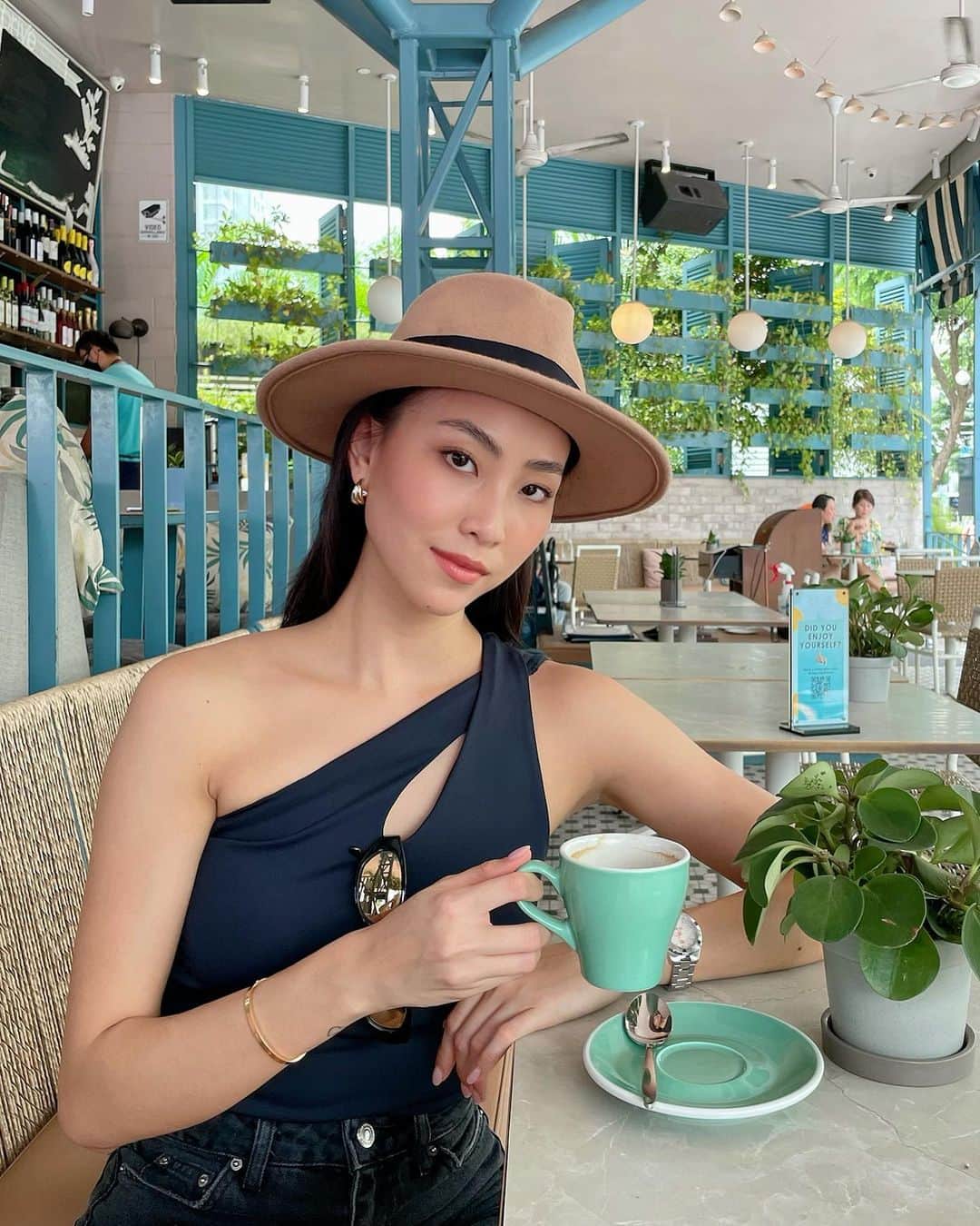 ソニアのインスタグラム：「This was the one good picture out of 5485 that were taken...  Had a pretty amazing Sunday 🐋 enough said :’)   Tap pic for outfit details!」