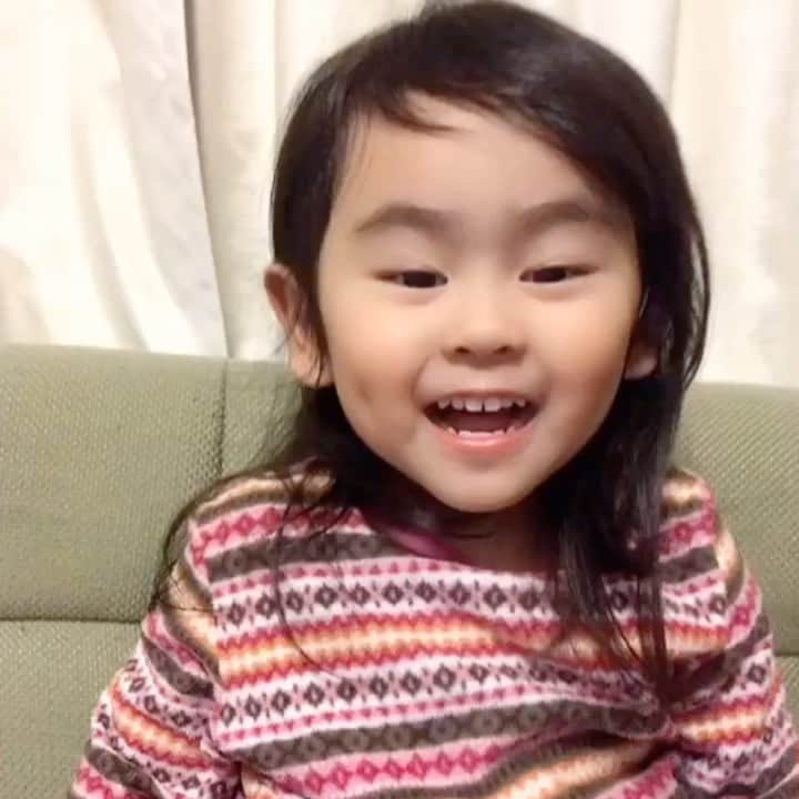 あぁ〜しらきのインスタグラム：「友達の３歳の子供がバースデイソング🎂を歌ってくれた動画が届きました😆✨  もうかわいくてたまらない😍  ３歳の子供からしらきと呼び捨てにされるのたまらん🥰  #バースデイソング #バースデイソング歌ってくれた #かわいい #かわいい女の子 #呼び捨てw」