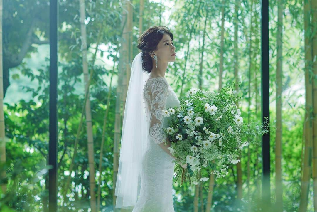 八芳園さんのインスタグラム写真 - (八芳園Instagram)「【八芳園とSOUND CoUTUREが業務提携 音楽で結婚式をデザインへ】 . 美しいサウンドデザインと徹底的な空間処理をサポートする株式会社サウンドクチュールと八芳園は、より洗練されたおふたりらしい結婚式を実現・プロデュースするべく、業務提携を開始いたします。 . “目に見えない音までちゃんとこだわること、 それがベストな空気感を実現させる秘訣”をコンセプトとし、音を必要とする「概念＝コンセプト」「環境＝ハコ」「状況＝ヒト、モノ、コト...etc 」のエレメント(=要素)とどう「音＝オト」をフィットさせるかを常に追求し、お客様の求める空気感を完璧に音で表現することを大切にしたSOUND CoUTURE。 . この度の業務提携により、より洗練されたおふたりらしい結婚式を実現・プロデュースを進めてまいります。 その取り組みのひとつとして、結婚式の準備を進める打ち合わせスペースである八芳園ブライダルサロンのサウンドデザインを行います。 . ------------------------- ■八芳園ブライダルサロンのオリジナルBGMを作成 ■各フロアの用途に合わせたサウンドデザインと空間プロデュース ■おふたりだけのオリジナルサウンド・結婚式当日のサウンドスタイリングを予定 ------------------------- . . 八芳園でご結婚式を控えたお客様が、ご見学から当日までのお打合せまでお過ごしいただく大切な空間「ブライダルサロン」。 . 八芳園ウエディングが掲げている「TEAM FOR WEDDING」のロゴマークでもあり、サロンの外観にも施されている「インフィニティ―（∞）」にちなみ、ブライダルサロンのサウンドコンセプトを「Sound of Infinity」とし、「円」と「園」、そして「ご縁」を大切にした八芳園ブライダルサロンのオリジナルBGMが誕生しました。 . 式場ご見学・お打ち合わせを進めるそれぞれのフロアに合わせたサウンド。 現代的で時間帯によって変わる1階のサウンド、日本の「和」の心を感じながらリラックスムードを大切に作られた2階のサウンド。 音楽だけではなく、サロンを彩る装飾も改めて見直し、オリジナルサウンドとともに生み出される空間プロデュースを手掛けました。 新たなサウンドデザインにより生まれ変わった八芳園ブライダルサロンで、よりお客様の想い・ご要望に寄り添ったウエディングをサポートいたします。 . 2021年1月4日（月）からは、おふたりの結婚式のイメージや想い、コンセプトに合わせ、オリジナルのサウンドスタイリングが可能なサウンドオプションの導入を予定しております。結婚式の空間をはじめ、衣装や料理、ゲストの皆様など、おふたりのご結婚式を彩るすべてを考慮した、おふたりだけのサウンドをご提供いたします。 . ご結婚式当日はSOUND CoUTUREによるその場でのサウンドプロデュース（DJ）を取り入れることも可能。一瞬一瞬のシーンやその場の空気感に合わせ、音楽による空間をプロデュース。おふたりの結婚式を音楽で空間デザインいたします。 . 詳細はこちらよりご覧ください。 . ■八芳園プレスリリース https://prtimes.jp/main/html/rd/p/000000148.000019559.html . . #八芳園  #はち花 . #SOUNDCoUTURE #音楽 #サウンド . #八芳園ウェディング #八芳園花嫁 #大人花嫁 #コロナ結婚式対策 #コロナ対策 #卒花 #日本庭園 #weddingphotography  #japanesewedding  #感染症対策 #結婚式 #式場探し #披露宴 #ウェディング #結婚式延期  #結婚式準備 #結婚式場 #結婚式場探し #プレ花嫁 #プレ花嫁さんと繋がりたい #2021春婚 #関東花嫁 #東京花嫁 #全国のプレ花嫁さんと繋がりたい  #和装結婚式」11月22日 21時48分 - happoen