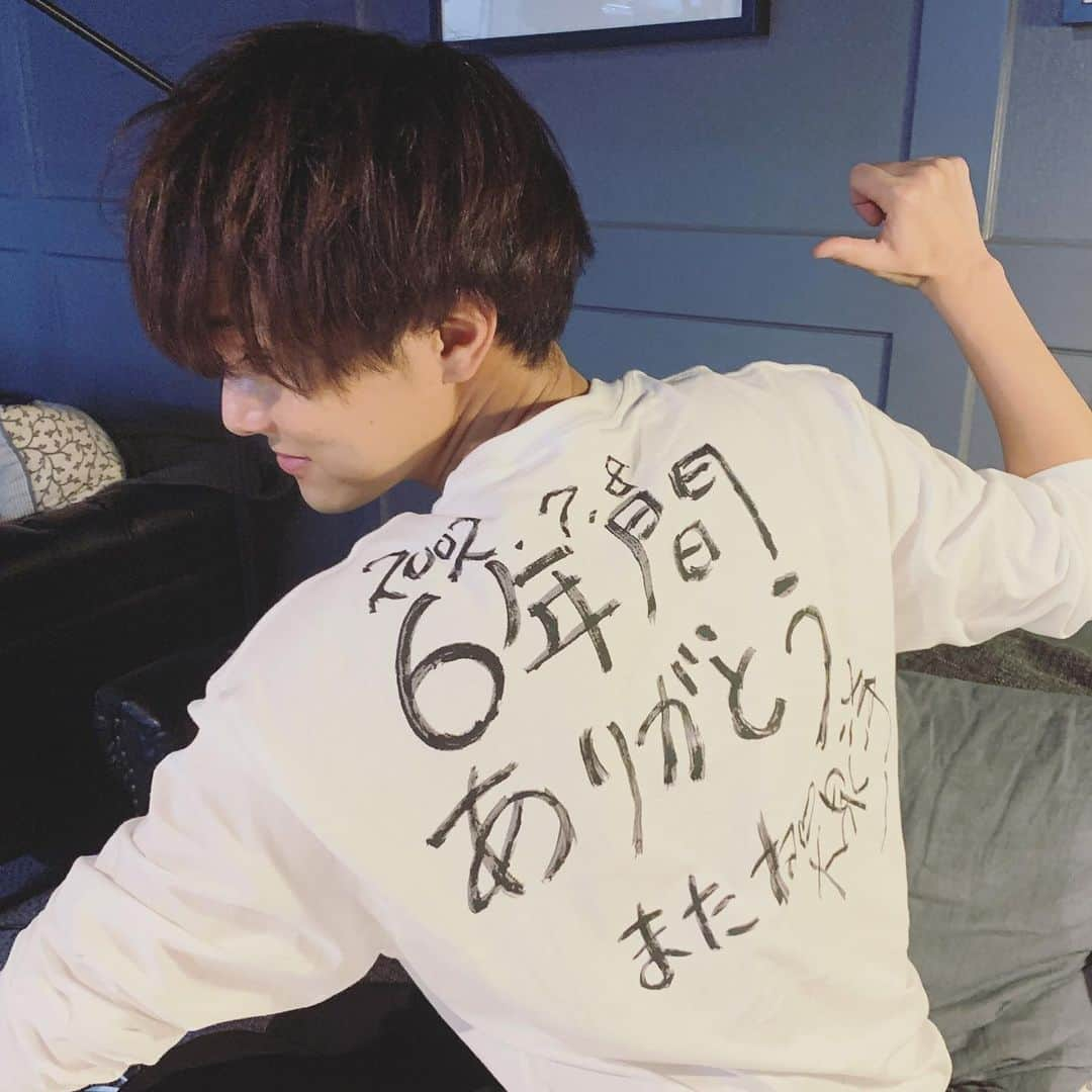 BOYS AND MENさんのインスタグラム写真 - (BOYS AND MENInstagram)「水野勝30thバースデー配信、ありがとうございました😊🔥 これからも応援よろしくお願いします✨  #ボイメン #水野勝 #30歳 #お誕生日 #バースデー配信 #本日の主役 #ボイメンのリーダー #水野勝の背中 #水曜どうでしょうTシャツ #お気に入り #ボイメン結成10周年 #名古屋」11月22日 21時49分 - boysandmen_official