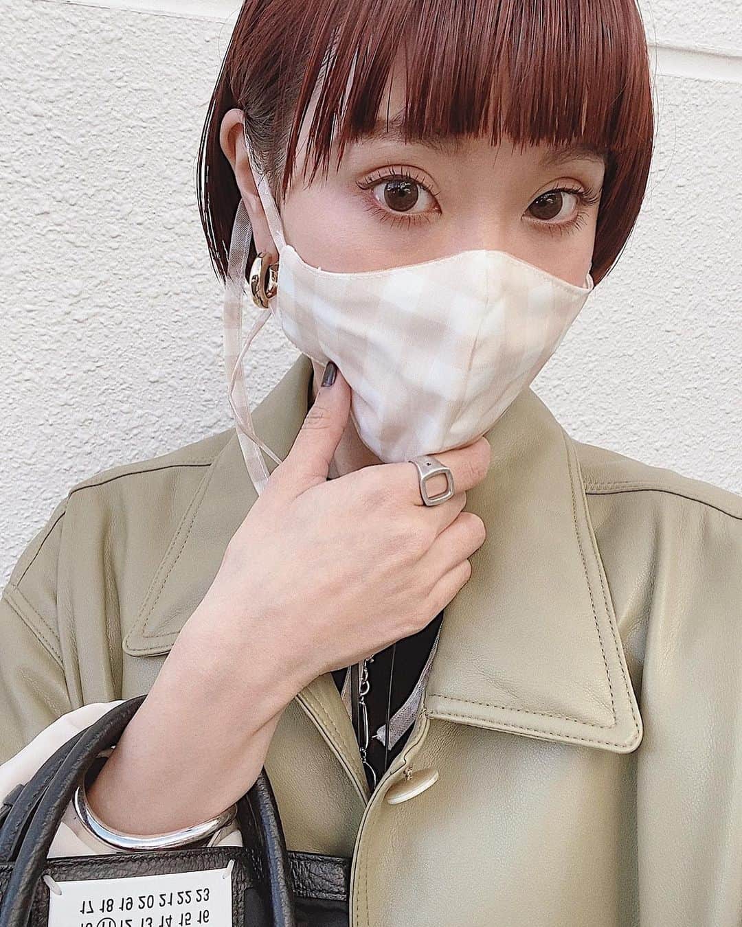 小竹麻理のインスタグラム：「#curlychou のマスク🧸🎀💞　@yurikaden  ギンガムチェックと耳から垂れるストラップが可愛すぎる😩♡ マスクもファッションの一部が当たり前になってきて、毎日洋服と一緒に選ぶのが楽しい☺️💞 そんでもってマツパにした自睫毛たちが調子良く、とっても気分上がる休日✨👀☺️💞　@shoko_arai_ クマは相変わらずやばい☺️」