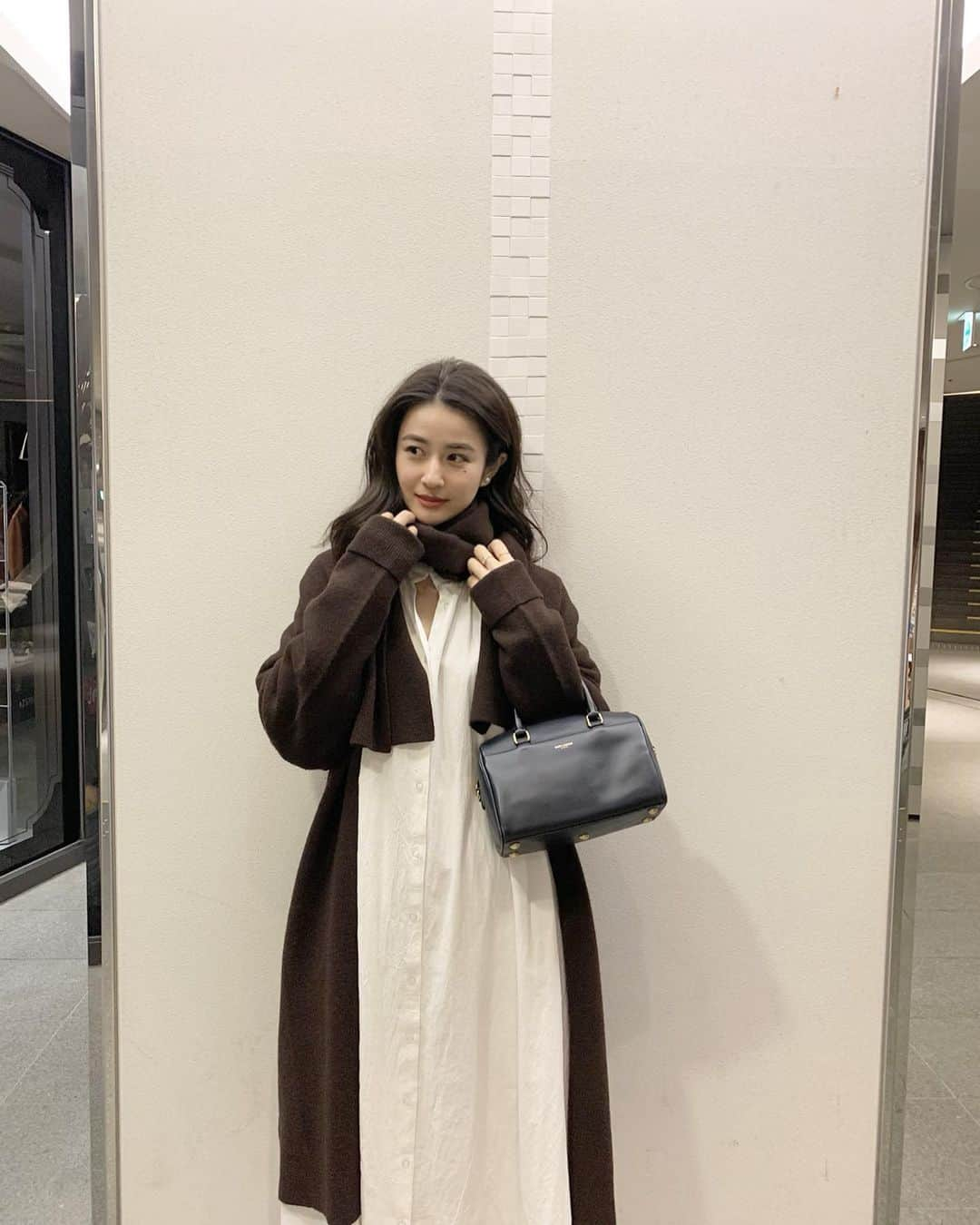 中瀬古ゆきなさんのインスタグラム写真 - (中瀬古ゆきなInstagram)「昨日の私服🥰♥️ ・ あたたかい日が続いているので シャツワンピースにニットガウン🧡 knit gown @stateofmind.som shirt onepiece  @akte_official  bag @ysl  boots @studious_official ✨ ・ ガウンはマフラーにもなるので 首元もあたたかいっ💕 今年のものでCLASSY.別注カラーです♥️ ・ #fashion #code #coordinate #ootd #outfit #stateofmind #photo」11月22日 21時50分 - yuch1129