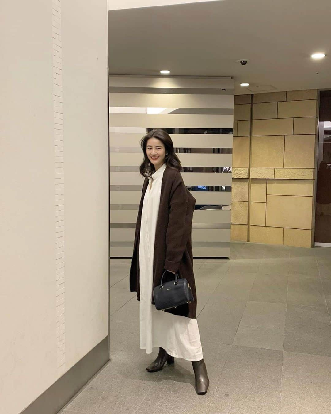 中瀬古ゆきなさんのインスタグラム写真 - (中瀬古ゆきなInstagram)「昨日の私服🥰♥️ ・ あたたかい日が続いているので シャツワンピースにニットガウン🧡 knit gown @stateofmind.som shirt onepiece  @akte_official  bag @ysl  boots @studious_official ✨ ・ ガウンはマフラーにもなるので 首元もあたたかいっ💕 今年のものでCLASSY.別注カラーです♥️ ・ #fashion #code #coordinate #ootd #outfit #stateofmind #photo」11月22日 21時50分 - yuch1129