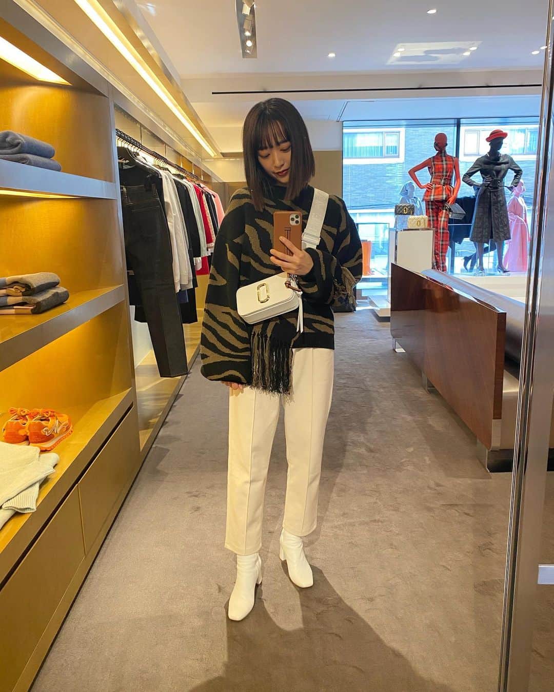 近藤千尋のインスタグラム：「冬に着る白ってすき❤️ かばんも一目惚れです❤︎ @marcjacobs  さて、明日で三連休終わり！！ 今日は怪獣2人とずっと家に居たんですが、 ママ、疲れたよね？よしよし🥺って 長女に頭を撫でられる夜😂  そんなに疲れた顔してたのか⁉️笑  世の中のお母様お父様、お疲れ様です🙏 明日は何しよっかな〜😍😍😍」