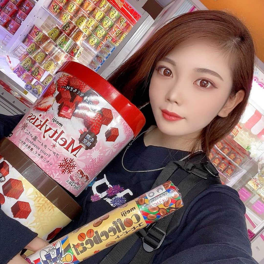 のインスタグラム：「UFOキャッチャー、3週間前に初めてやったのに、GET😂✨メルティーキッスは11回で撮れた✌️得意かもしれない…ゲーセン楽しい😍🔥 ・ ・ ・ #ゲームセンター #ゲーセン #ufoキャッチャー #お菓子 #町田 #ラウワン #ラウンドワン #スノボ女子 #釣りガール #釣り女子 #スノボー女子」