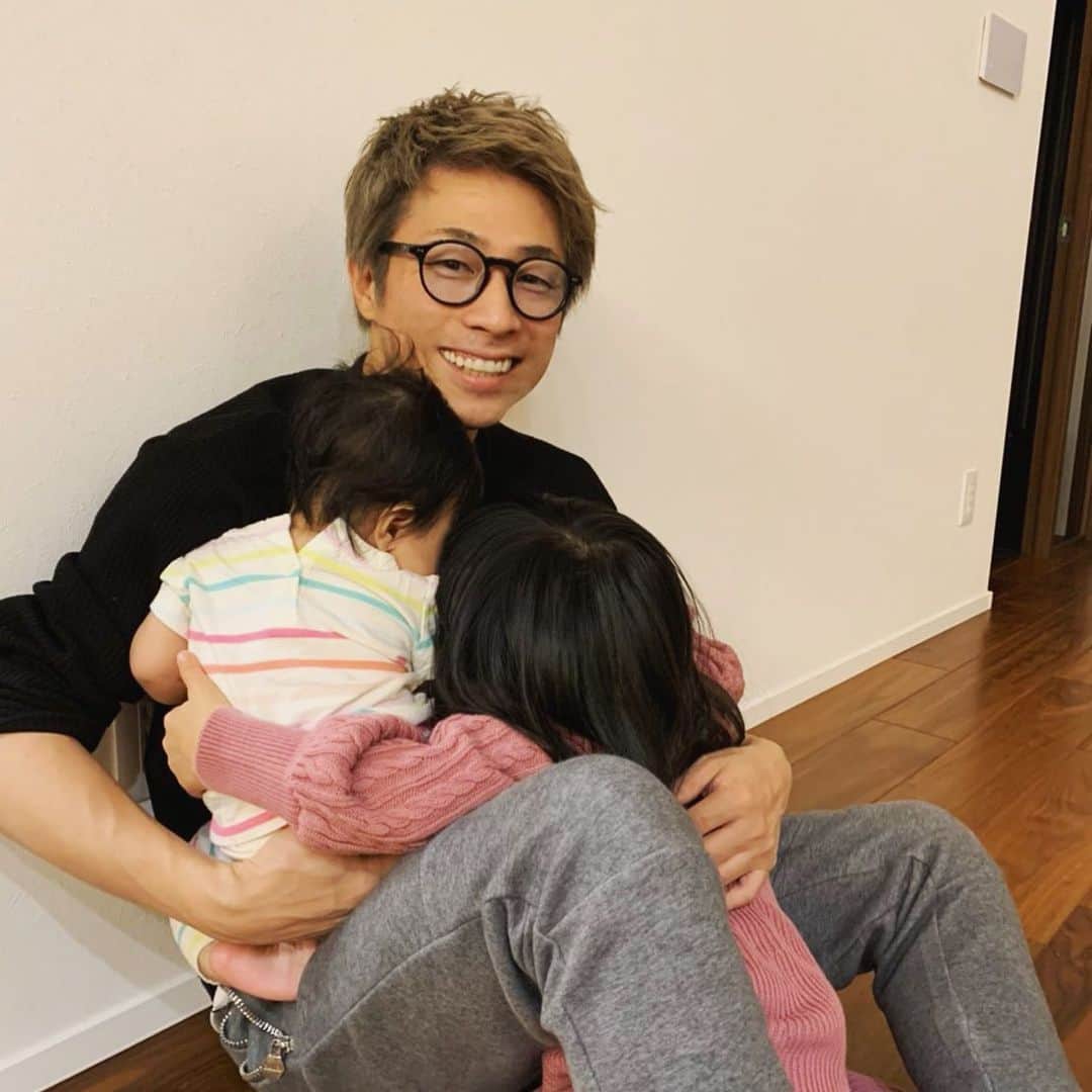 田村淳のインスタグラム：「ハグの連鎖だよ^_^  #ハグ」