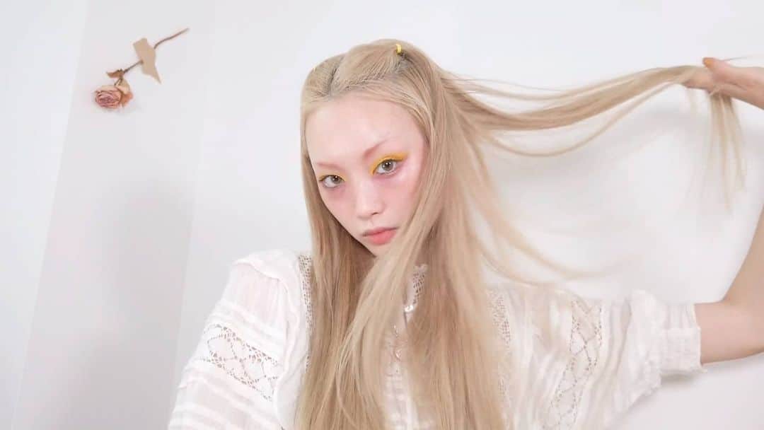 フェルナンダ・リーのインスタグラム：「The! Hidden! Technique! To! Healthy! Bleached! Hair!!!!  Not quite a technique, but these are my 5 rules of avoiding damage when bleaching, dyeing, or processing hair 😊  Click through link via my profile ⭐ https://youtu.be/LM8qF0CBr4A」