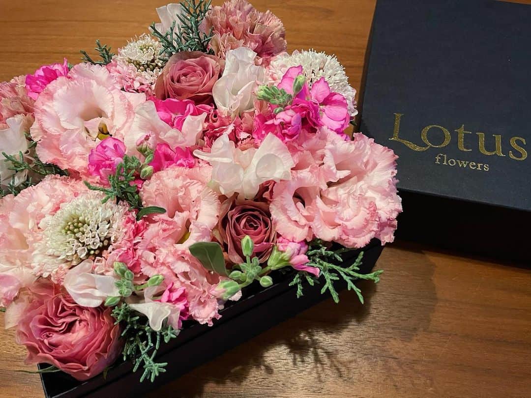 倉窪莉沙のインスタグラム：「* 結婚6周年💍 毎年素敵なお花をありがとう。 #結婚記念日 #いい夫婦の日 #Lotus #flowerbox #フラワーボックス」