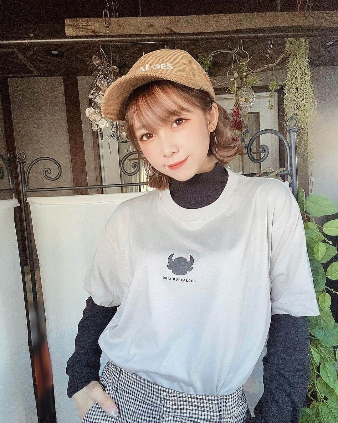 MIYUさんのインスタグラム写真 - (MIYUInstagram)「キャップかぶってみたver🧢🤎﻿ ﻿ ﻿ ﻿ 3連休の方は明日のご予定は？？﻿ お仕事の方もふぁいとです🔥﻿ ﻿ ﻿ ﻿ 明日も笑顔で過ごしましょうね😊✨﻿ ﻿ ﻿ ﻿ ﻿ #オリックス #Bs2020 #BsGirls #オリ姫﻿ #野球 #プロ野球 #オリックスバファローズ #超革新系﻿ #野球女子　#野球好き　#京セラドーム大阪　﻿ #オリ姫コーデ﻿ #Tシャツコーデ #キャップ #キャップコーデ ﻿ #秋コーデ #ショートカット #秋メイク﻿ #ootd #fashion #coordinate #make #Tshirt﻿ #baseball #ORIX #Buffaloes #BINNOVATION﻿ #MIYU #miyu_337  #🐼 ﻿」11月22日 21時58分 - miyu_bsgirls_337