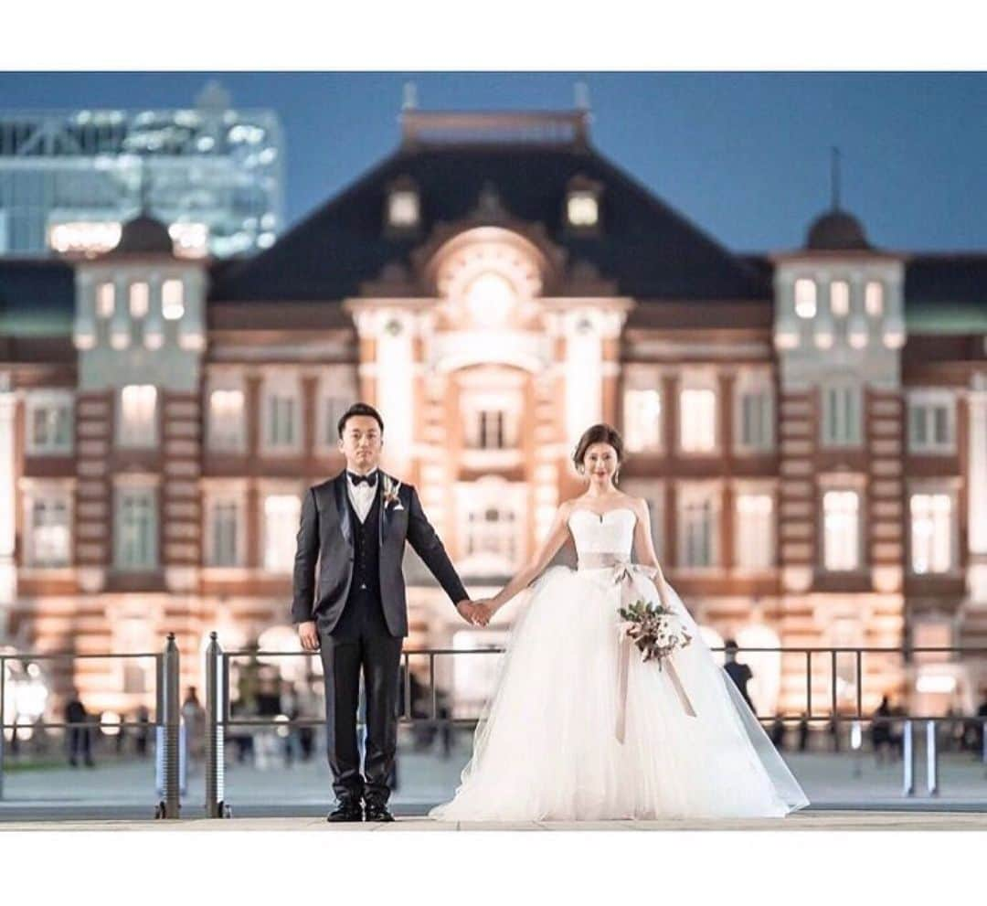 プレ花嫁の結婚式準備アプリ♡ -ウェディングニュースさんのインスタグラム写真 - (プレ花嫁の結婚式準備アプリ♡ -ウェディングニュースInstagram)「いい夫婦の日にぴったり♡素敵なおふたりのウェディングフォト9選💕﻿ ﻿ ﻿ ﻿ ➸➸➸➸➸➸➸💒➸➸➸➸➸➸➸﻿ 💚結婚式のお悩み﻿ 💚式場探しのお手伝い﻿ 💚指輪・ドレスなどショップの提案﻿ ﻿ など＊元プランナーに無料で🏡から相談できる♪﻿ ﻿ LINE相談カウンター： @weddingnews_lines﻿ ➸➸➸➸➸➸➸➸➸➸➸➸➸➸➸➸﻿ ﻿ ﻿ こちらのお写真は﻿ ﻿ @ceu.tokyo さん﻿ @moepph_wd さん﻿ ﻿ からリグラムさせていただきました🌟ありがとうございました😊✨ ﻿ ﻿ ﻿ ﻿ 今日は #いい夫婦の日 💕﻿ ﻿ そんないい夫婦な日にちなんで﻿ おしゃれなご夫婦の﻿ #前撮り フォトをご紹介します🕊﻿ ﻿ カバーはロマンチックな雰囲気と﻿ 美しい花嫁さんにうっとりしちゃう一枚💓﻿ ﻿ まるで映画のワンシーンのような﻿ おふたりの姿がとても素敵です✨﻿ ﻿ 他のフォトも素敵なので﻿ ぜひスワイプ👉🏻してみてくださいね✨﻿ ﻿ ﻿ ﻿ ﻿ ＼📷投稿お待ちしています／﻿ ﻿ 花嫁はもちろん、業者さんも大歓迎✨﻿ アナタのお写真や動画をご紹介してもOKという方は、ぜひ #ウェディングニュース に投稿してください💕﻿ 他のSNSでも掲載させていただく可能性がございます𓅪﻿ ﻿ …………………………………………﻿ 💚LINE相談カウンターとは？﻿ ﻿ 完全無料🏡からLINEで元 #ウェディング プランナーに相談できちゃう♪﻿ ﻿ 🌸どの式場を選んでよいかわからない﻿ ﻿ 🌸 #結婚式準備 の進め方がわからない﻿ ﻿ 🌸 指輪はどこで買うのがおすすめ？﻿ ﻿ 🌸近場でドレスやエステを予約したい﻿ ﻿ 🌸ゲストってどこまで招待すればいいの？新郎より人数多くてもいい？﻿ ﻿ #結婚式 に関する事ならなんでもOK♪﻿ ﻿ @weddingnews_lines のURLからお友達登録してね✨﻿ ﻿ ﻿ #プレ花嫁 #結婚  #花嫁 #ウエディング  #プレ花嫁準備 #2020冬婚 #日本中のプレ花嫁さんと繋がりたい #ウェディングフォト #フォトウェディング #ロケーションフォト #新郎新婦 #夫婦 #新婚 #カップル #カップルフォト #記念日 #デート #結婚指輪 #婚約指輪 #結婚写真 #ホテルウェディング #大人婚 #ナイトウェディング﻿」11月22日 21時58分 - weddingnews_editor