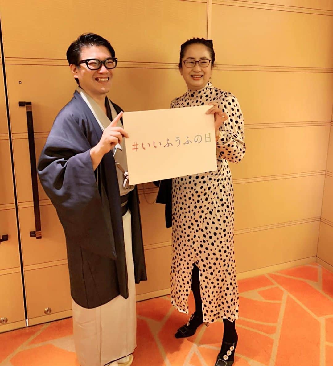 軍地彩弓のインスタグラム：「レスリーの結婚式。 何故か敬太さんと2ショット😊 まだまだ日本では当たり前じゃない同性婚をこうやって道を切り開いていくレスリー。純粋な愛に包まれて、ONE LOVEな式でした。 素晴らしかったなあ。 会場のアメリカンクラブでも、初のことだそうです。  みんなが当たり前に結婚やパートナーシップを選べる国になりますように。 思いを込めて。  #いいふうふの日」