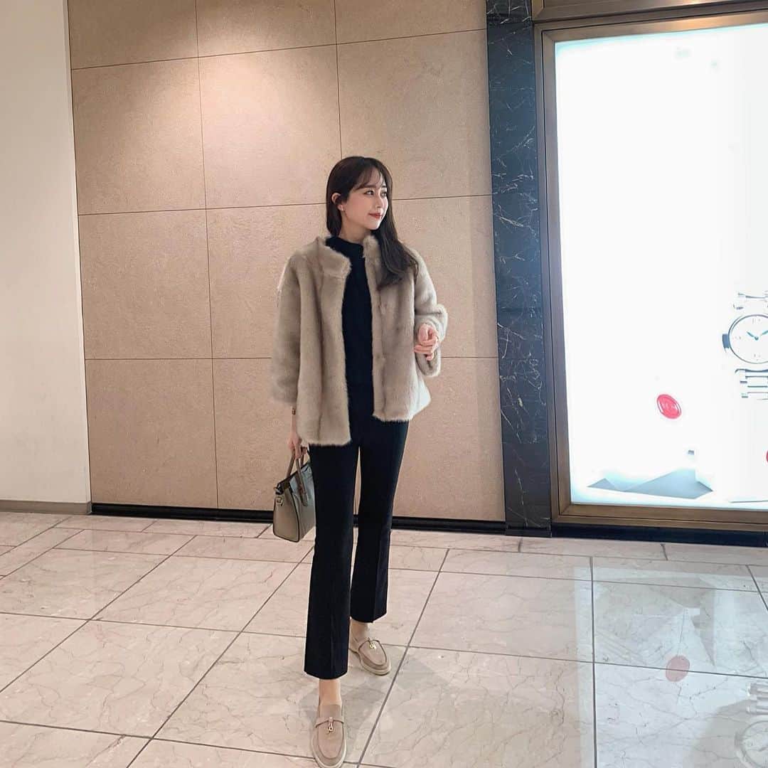 ハンナミのインスタグラム：「❄️ 裏起毛フレアパンツばかり履いてる🤍 ファーコートとの合わせがいちばんすき .  予約販売は 本日23:59までです ❄︎  coat,knit,pants #eneu bag #celine shoes #loropiana」