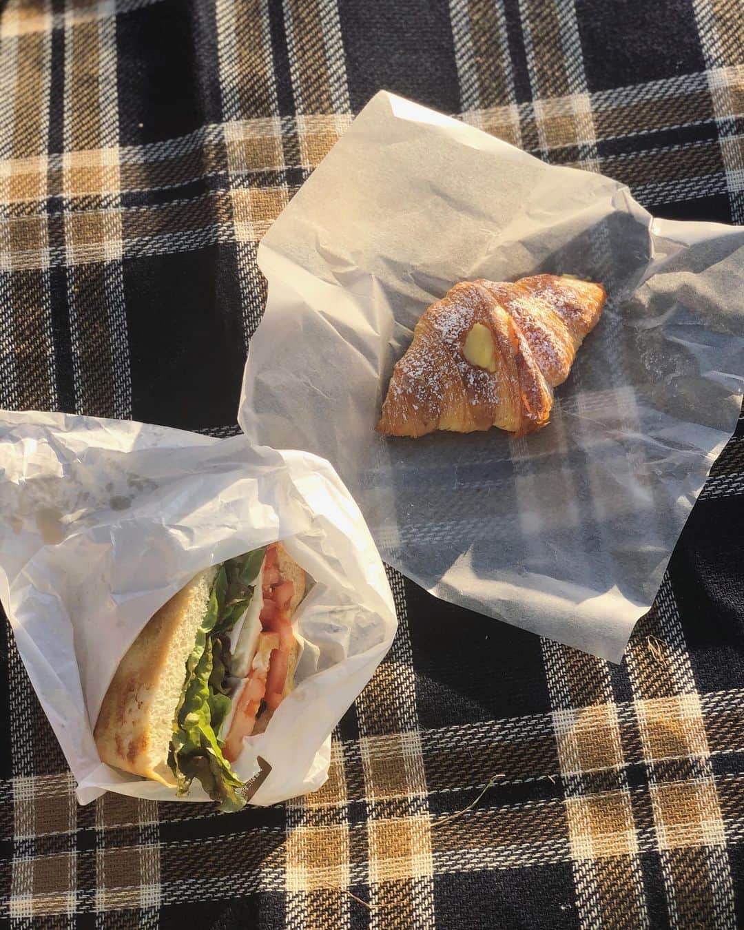 簑島三佳のインスタグラム：「かなり久々に代官山Tサイトに行ったみたいでイタリアンベーカリー、プリンチ（Princi）が一年前にopenしてたの知らなかったっ  とっても美味しかったよー❣️  ブレスレットは今朝チビが私の為に作ってくれたやつ  素敵な夕焼けも見れて満足🌇  @honeymihoney_official  @ellie_official_____  #HONEYMIHONEY #ELLIEjp @princi_tokyo #princi」