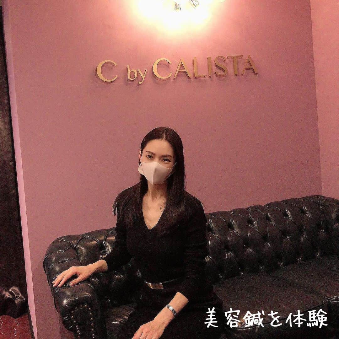 小西さやかのインスタグラム：「シーバイカリスタ様からご招待いただき、美容鍼を体験させていただきました。 美容鍼自体は3年ほど前に別のところで体験させていただいたことがあったのですが、進化していてびっくり。 今は、電流流すんですね。 リフトアップに特化されているということでフェイスラインが中心でした。以前受けたものより鍼の数自体は半分以下で少なめでしたが、顔のコリがほぐれて引き締まった感じがしました。 . 私は怖がりなので、鍼自体が怖いのですが、事前アンケートに鍼の痛みに弱いか？、鍼の響きが好きか嫌いかもヒアリングしていただき、いたくないように心がけていただいたせいか、以前受けたものより痛くなかったです。 . 何より接客が素晴らしくて、お店も個室で落ち着いていてとっても心地よく過ごせました。 . 私はオフィスから近い銀座店に行きましたが店舗は色々あるので、お近くの方は行ってみてくださいね(^^) . 皆さんは、鍼怖くないですか？ 美容鍼、定期的されてますか？ . @c_by_calista @cbycalista_ginza #美容鍼　#リフトアップ #銀座美容鍼#鍼#鍼灸 #鍼灸師 #鍼灸院 #鍼治療 #鍼灸治療 #美容サロン#リフトアップ効果 #フェイスラインのたるみ #たるみ#たるみケア #たるみ対策#たるみ改善 #たるみ治療 #たるみ解消 #たるみ予防 #たるみ防止 #銀座エステ#銀座サロン#銀座鍼灸サロン」