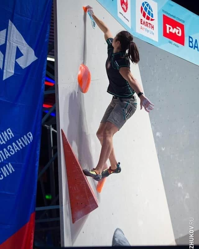 スターシャ・ゲージョのインスタグラム：「Back to the climbing ballet. @leozhukovphoto @russiaclimbing  @scarpaspa @trangoworldofficial @wingschalk @morphoholds」