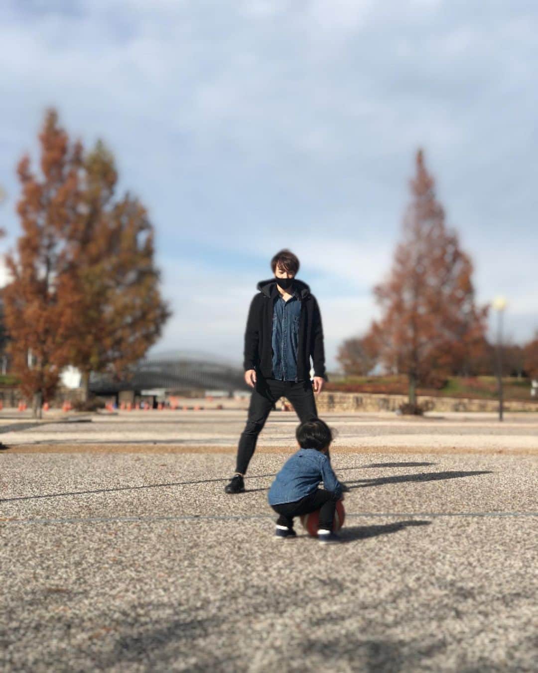 本田朋子さんのインスタグラム写真 - (本田朋子Instagram)「小春日和。 家族で公園へ。 主人と息子はリンクコーデしたらしい笑  #三連休 #新潟 #公園遊び #息子もシュートが少しずつ上達 #私も練習中 #盆踊りではないですよ笑」11月22日 22時07分 - tomoko_honda_official_phonics