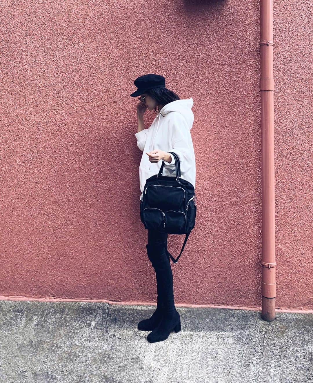 ALISA MATSUMURAのインスタグラム：「Style:) keep it simple…😎 . WHT×BLK×PNK…🤍🖤 . 最近カラー変えてこのhoodieばかり 使ってる😀 あったかくて本当お気に入り👍 . 先週まつげのメンテナンスで @salon.by.me_eyelash 👀 @___tommychan___ 🎀に デザイン変えようかなー😇って 言ってもわたしのお気に入りを 知ってるから必ずいつも通りに してくれるから安心🖤ありがとう🖤 . 前に紹介した　@likey_beauty_ の リップ💋 最近新色出てたのを知って またコンプリートしてみました🤘🏾 今回も好きな感じのカラーで お気に入り💄 ソフトマットで見たまんまの カラーの発色でパサパサしないのが❤️ （1番最後フィルターなしです） そしてリーズナブル✨ . わたし、秋冬ってコスメ見に行くのも 本当楽しいし美容に時間使うのって ワクワクする季節🍂 新しくスキンケアも変えたから 使ってみるの楽しみーーっっ👏 . 明日も素敵な1日を……☕️♫ . #RULAHコーデ#RULAH_official#レザーパンツ#ニーハイブーツ#フーディー#カジュアル#シンプルコーデ#リップ#まつげエクステ #マツエク#コスメ#LIKEY#beauty#秋リップ#💄#す」