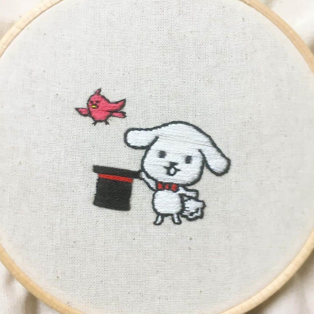 ダスキン ダス犬【公式】のインスタグラム：「【アートdeダス犬♪ハンドクラフト企画】 今回の @thefirst_stitch さんとのコラボレーションは、、、 じゃんっ！ ダス犬がマジシャンになったよ！ 出てきたチリトリの絶妙な表情にもご注目ください...！  #癖になるシュールな世界観 #シルクハットに蝶ネクタイ #ダス犬のおうちじかん  刺繍監修 @thefirst_stitch  ________________________________________ ⚠️なりすましアカウントにご注意ください⚠️  ダス犬のアカウントを装った なりすましアカウントの存在を確認しています。  なりすましアカウントからのフォローや 現在開催中のキャンペーンに関連したDMが 送られてくる場合があります。 くれぐれもご注意ください。  詳しくはプロフィールのハイライトの ⚠️ご注意⚠️ をご確認ください。  【ダス犬 公式アカウント】 @dusken_official ________________________________________」